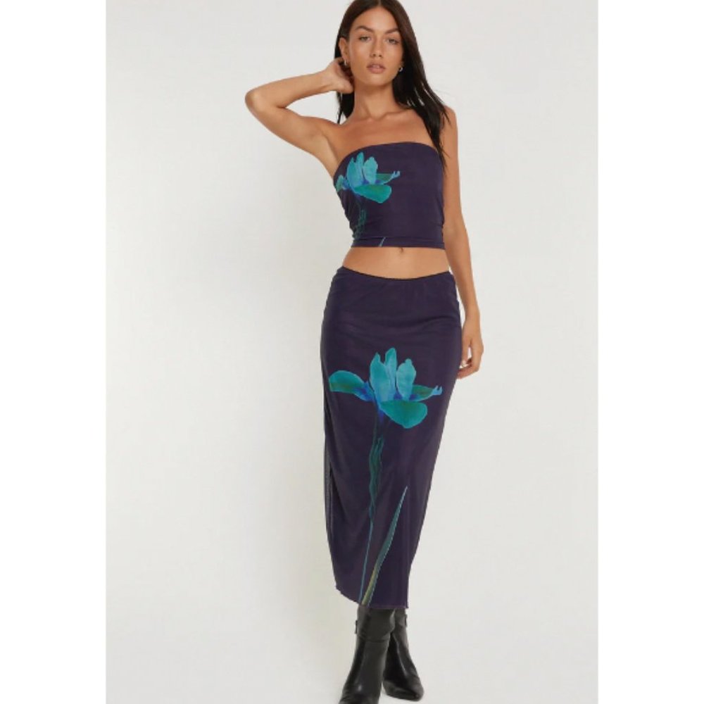 Lassie Midi Skirt In Navy Placement Flower